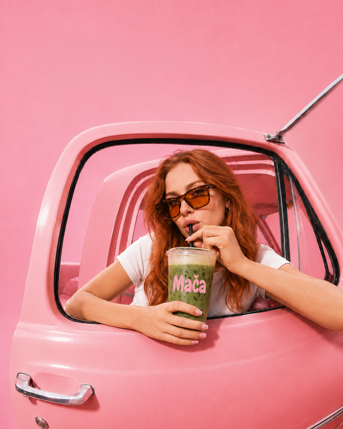 Tři varianty matcha latte na dřevěném stole