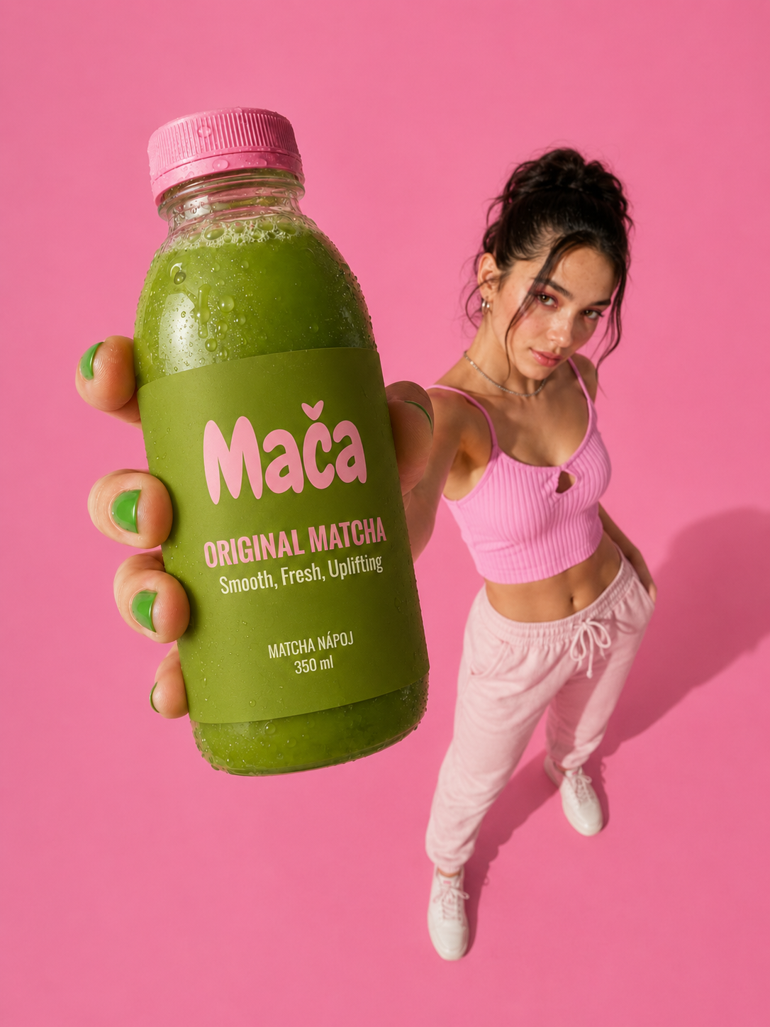 Matcha latte s jemnou pěnou v minimalistickém prostředí